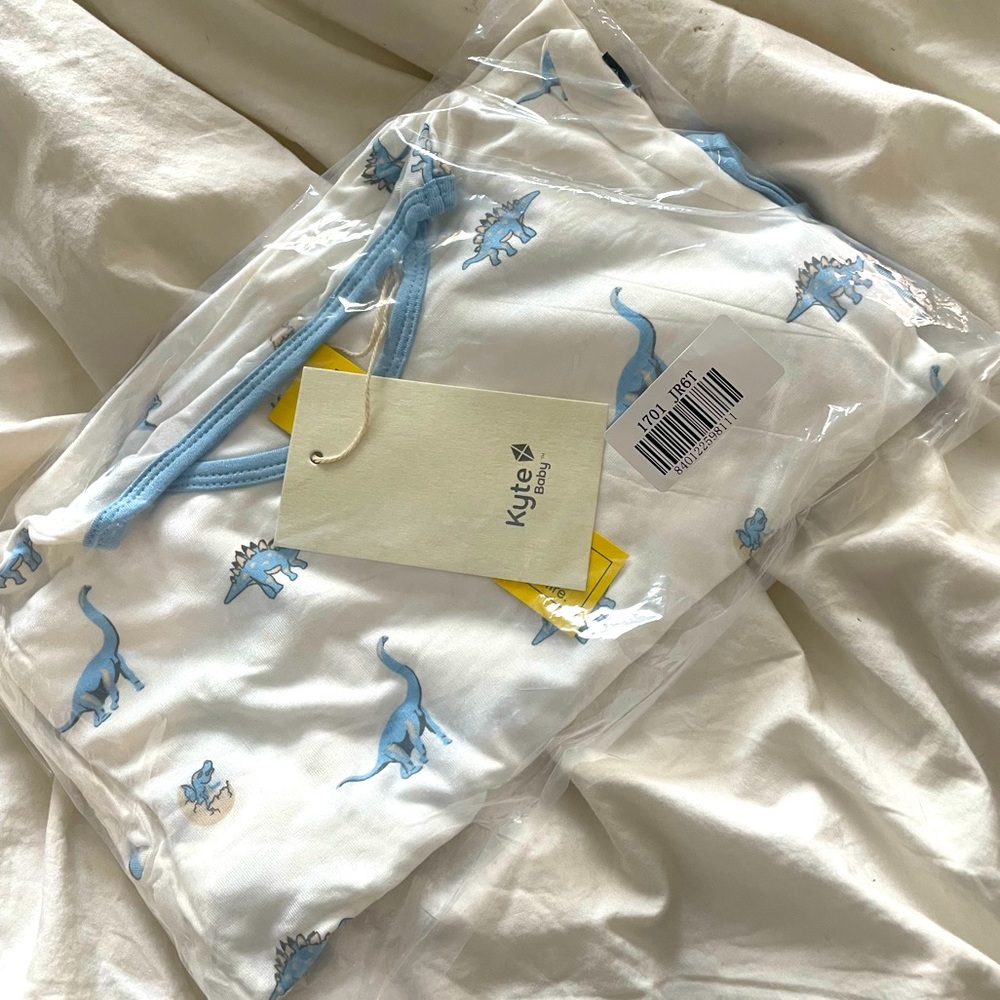 Kyte Baby NIB/NWT Dino Long sleeve Pajamas